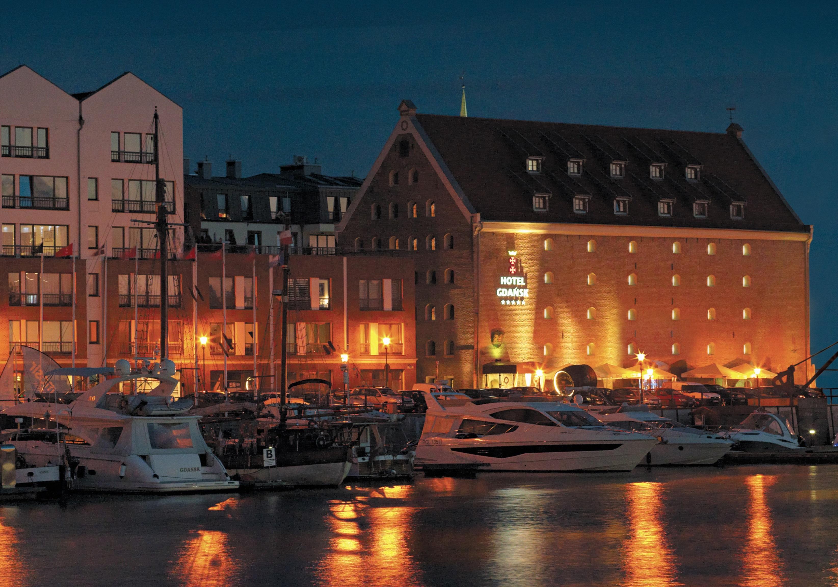 Hotel Gdansk Boutique Exterior foto The hotel at night