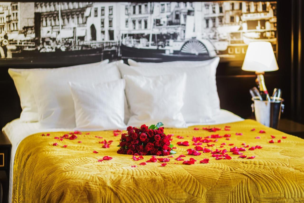 Hotel Gdansk Boutique Exterior foto A bed with rose petals