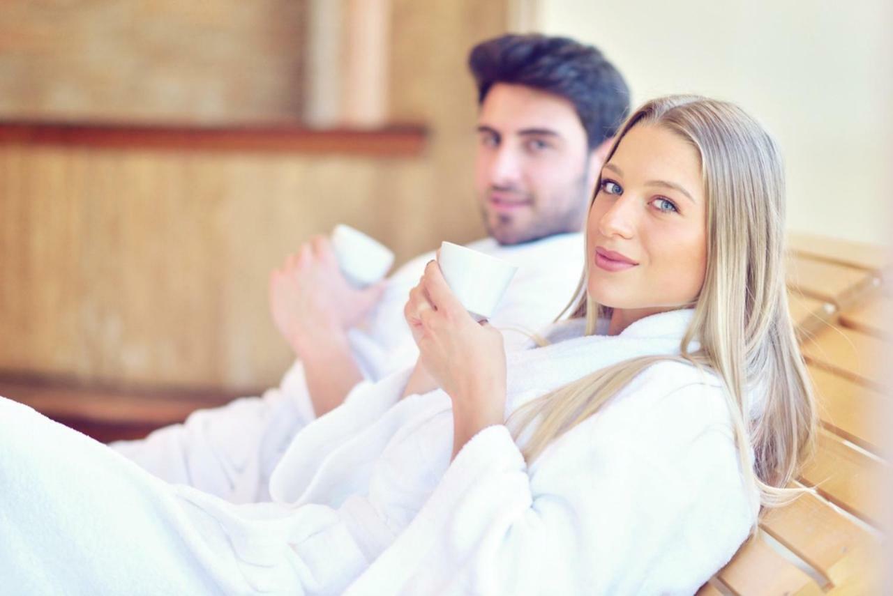Hotel Gdansk Boutique Exterior foto A couple wearing bathrobes